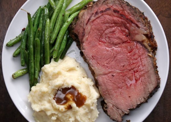 prime rib with mashed potatoes and green beans